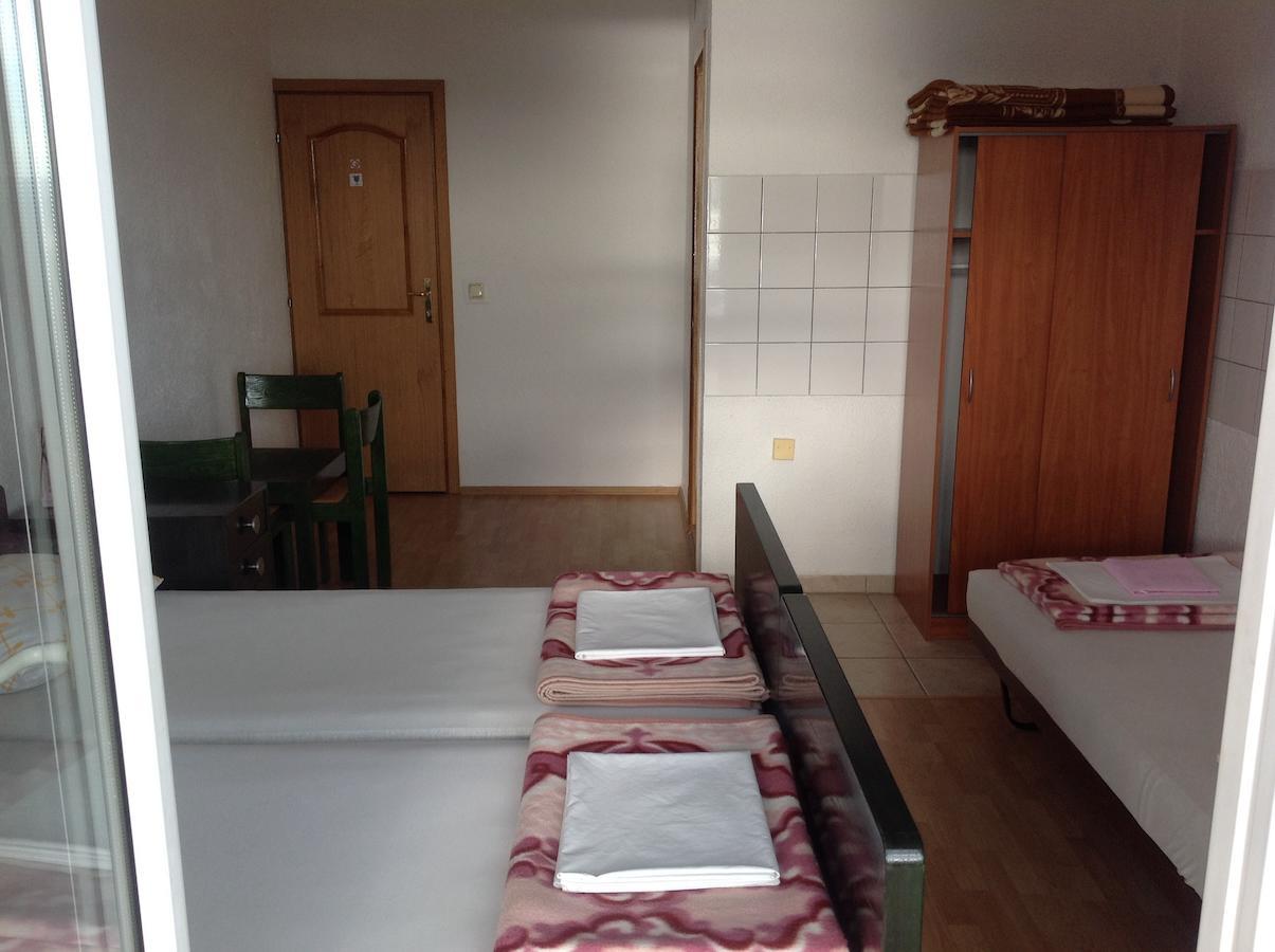 Katarina Apartments And Rooms Sibinj Krmpotski Quarto foto
