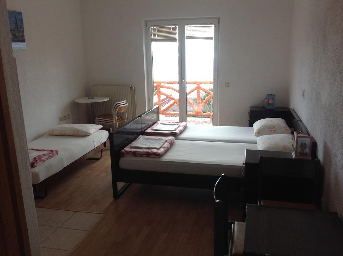 Katarina Apartments And Rooms Sibinj Krmpotski Quarto foto